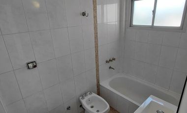 Alquiler departamento 2 ambientes con cochera en Haedo.