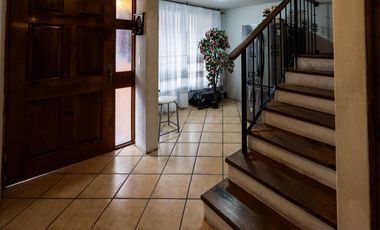 Venta de casa en condominio en Av. Centenario,  con jardín privado