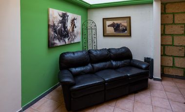 Venta de casa en condominio en Av. Centenario,  con jardín privado