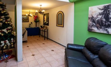 Venta de casa en condominio en Av. Centenario,  con jardín privado