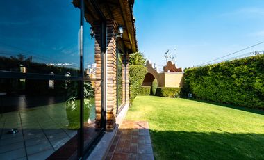 Venta de casa en condominio en Av. Centenario,  con jardín privado