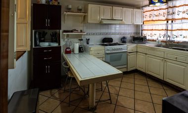 Venta de casa en condominio en Av. Centenario,  con jardín privado