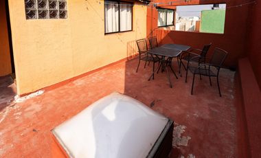 Venta de casa en condominio en Av. Centenario,  con jardín privado