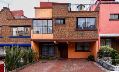Venta de casa en condominio en Av. Centenario,  con jardín privado