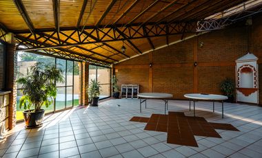 Venta de casa en condominio en Av. Centenario,  con jardín privado