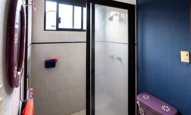 Venta de casa en condominio en Av. Centenario,  con jardín privado