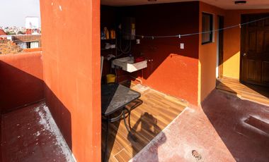 Venta de casa en condominio en Av. Centenario,  con jardín privado