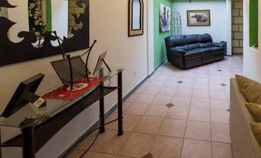 Venta de casa en condominio en Av. Centenario,  con jardín privado