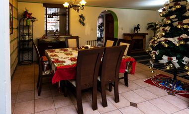 Venta de casa en condominio en Av. Centenario,  con jardín privado