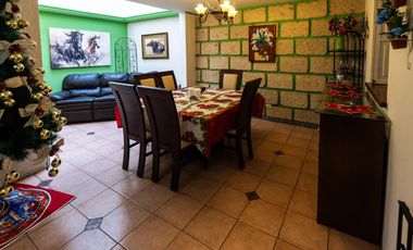 Venta de casa en condominio en Av. Centenario,  con jardín privado