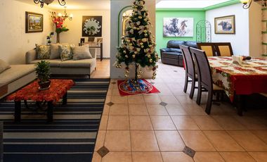 Venta de casa en condominio en Av. Centenario,  con jardín privado