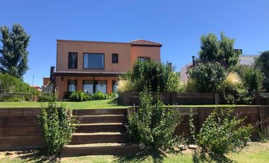 Alquiler Excelente Casa a la LAGUNA en San Benito ENERO TEMPORARIO pileta