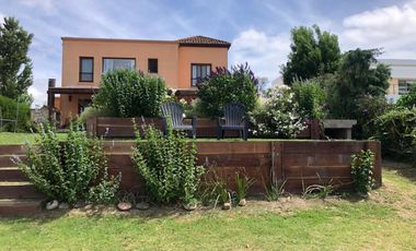 Alquiler Excelente Casa a la LAGUNA en San Benito ENERO TEMPORARIO pileta