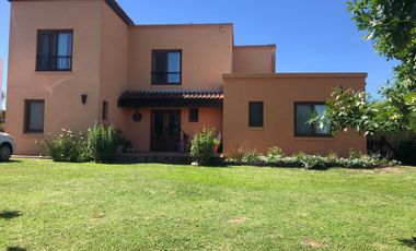 Alquiler Excelente Casa a la LAGUNA en San Benito ENERO TEMPORARIO pileta