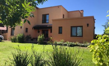 Alquiler Excelente Casa a la LAGUNA en San Benito ENERO TEMPORARIO pileta