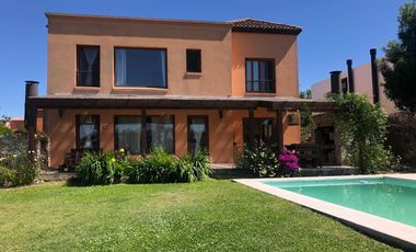 Alquiler Excelente Casa a la LAGUNA en San Benito ENERO TEMPORARIO pileta