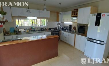 OPORTUNIDAD. APTO CREDITO. 3 DORMITORIOS, ESCRITORIO y SERVICIO.