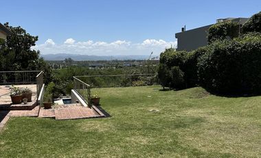 Casa en  Cerro de las Rosas con excelentes vistas al kempes y las cierras