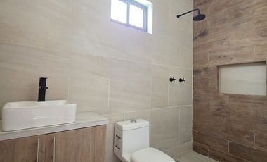 CASA EN VENTA 1 PLANTA, 2 RECÁMARAS, 2 BAÑOS, COCHERA PARA 1 AUTO