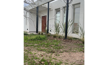 CASA EN VENTA - CLUB CAMPO SAN ROQUE LUJN A ESTRENAR