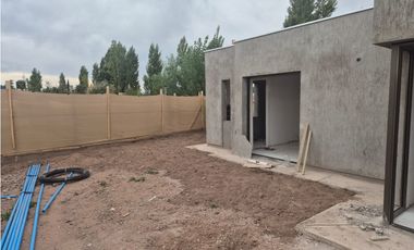 VENTA – CASA EN GARDENS - BARRIO JARDN, MAYOR DRUMMOND, LUJN DE CUYO