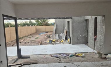 VENTA – CASA EN GARDENS - BARRIO JARDN, MAYOR DRUMMOND, LUJN DE CUYO