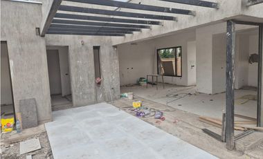 VENTA – CASA EN GARDENS - BARRIO JARDN, MAYOR DRUMMOND, LUJN DE CUYO