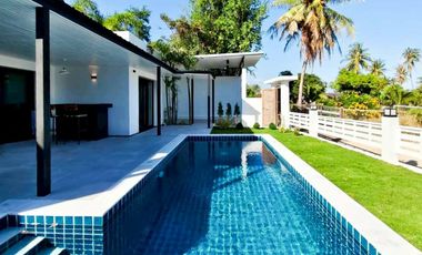 Modern Balinese-style Lakefront Pool Villa near Palm Hills Golf