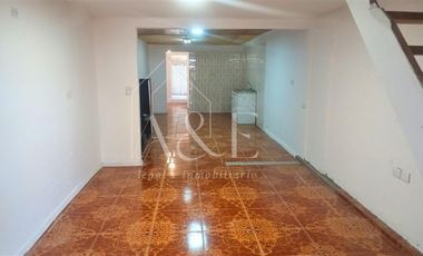 Casa en Arriendo en Avenida Los Silos con Estero Seco