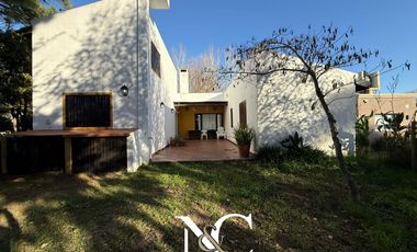 Casa en venta en Costa del Este 4 amb. mas departamento de 2 amb