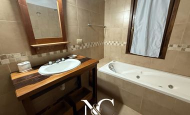 Casa en venta en Costa del Este 4 amb. mas departamento de 2 amb