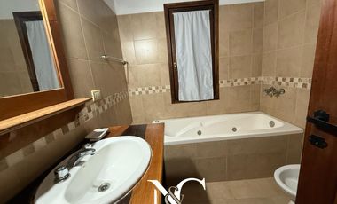 Casa en venta en Costa del Este 4 amb. mas departamento de 2 amb