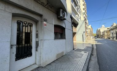 Casa en planta alta en venta con terraza exclusiva en zona historica del Centro - Laprida 1257
