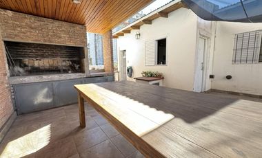 Casa en planta alta en venta con terraza exclusiva en zona historica del Centro - Laprida 1257