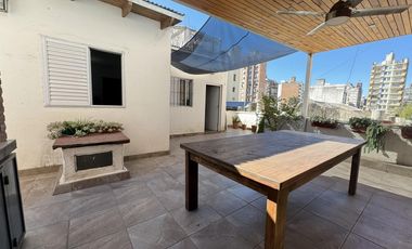 Casa en planta alta en venta con terraza exclusiva en zona historica del Centro - Laprida 1257