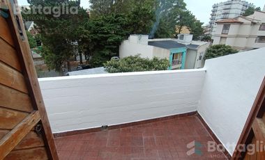 OPORTUNIDAD! triplex cerca del mar con cochera y parrilla