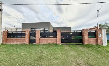VENTA - Casa 2 dormitorios en Punta Chacra, Roldan