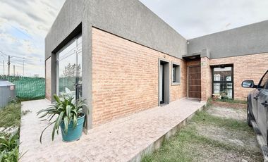VENTA - Casa 2 dormitorios en Punta Chacra, Roldan