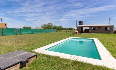 Venta de Casa 2 dormitorios con pileta quincho y jardin apta credito roldan