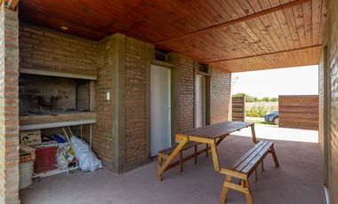 Venta de Casa 2 dormitorios con pileta quincho y jardin apta credito roldan