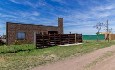 Venta de Casa 2 dormitorios con pileta quincho y jardin apta credito roldan