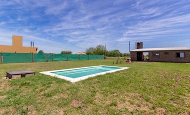 Venta de Casa 2 dormitorios con pileta quincho y jardin apta credito roldan