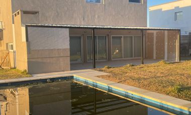 Venta - Casa 4 ambientes con jardín y pileta - Lagos de Canning