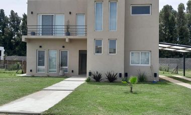 Venta - Casa 4 ambientes con jardín y pileta - Lagos de Canning