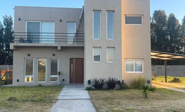 Venta - Casa 4 ambientes con jardín y pileta - Lagos de Canning