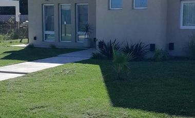 Venta - Casa 4 ambientes con jardín y pileta - Lagos de Canning