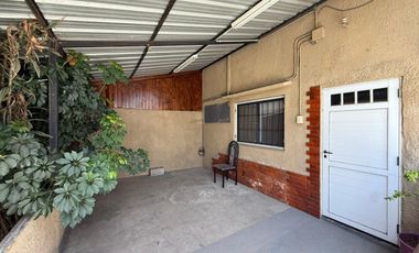 Casa tres ambientes a la venta en Wilde