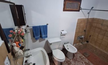 SE ARRIENDA CASA EN PLENO CENTRO CON LOCAL COMERCIAL