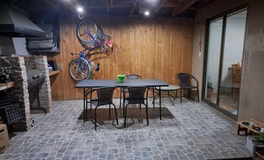 LINDA CASA DE DOS PISOS, REMODELADA