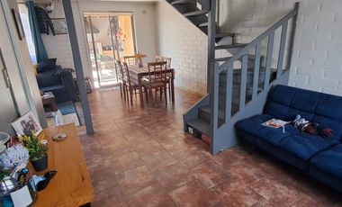 LINDA CASA DE DOS PISOS, REMODELADA